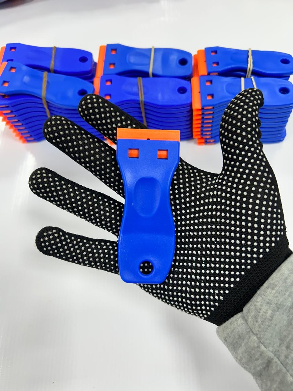 Raspador plástico azul profesional  para limpieza de adhesivos