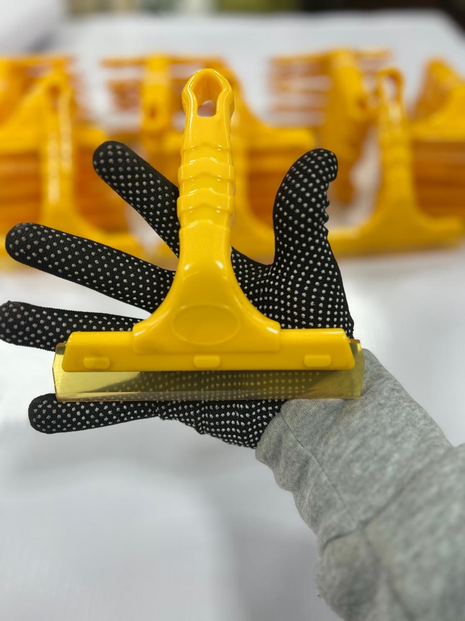 Espátula profesional mango amarillo para instalación de  14 cm