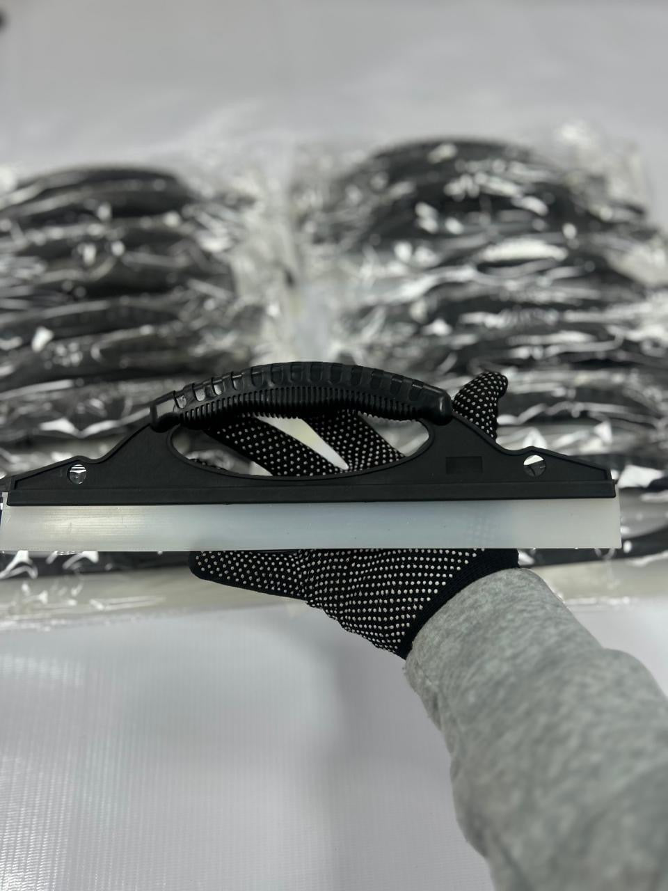 Espátula negra larga con agarre ergonómico